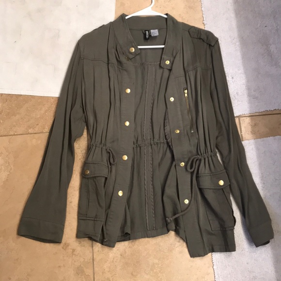 H&M Jackets & Blazers - NWOT light jacket